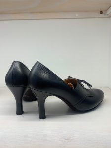 履き心地抜群なレースアップパンプス 婦人靴のレディースキッド