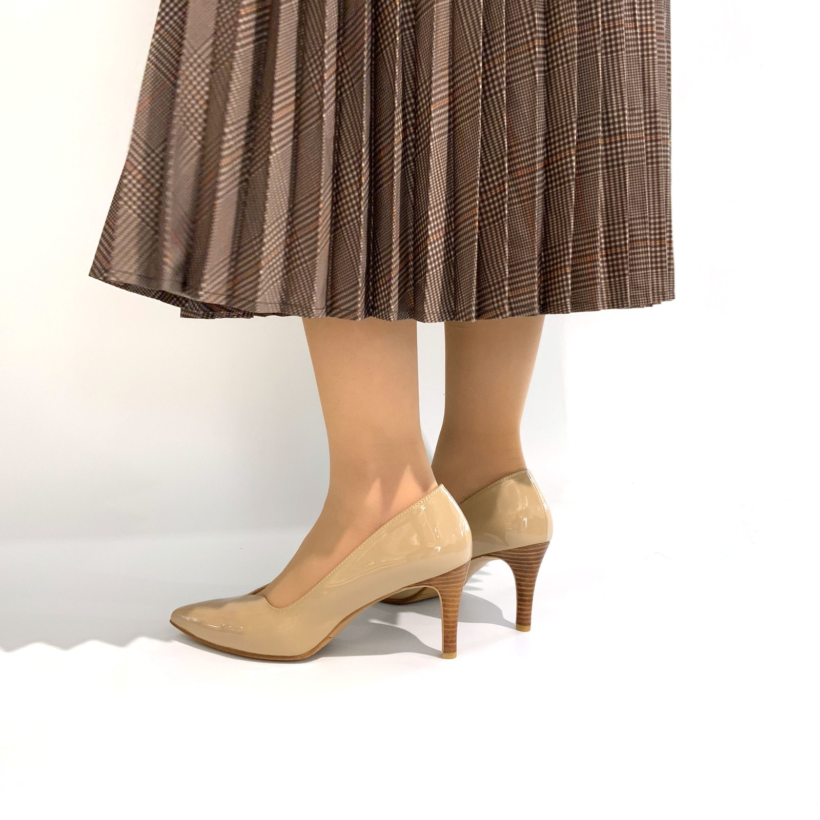 美しくパンプスを履いた足元