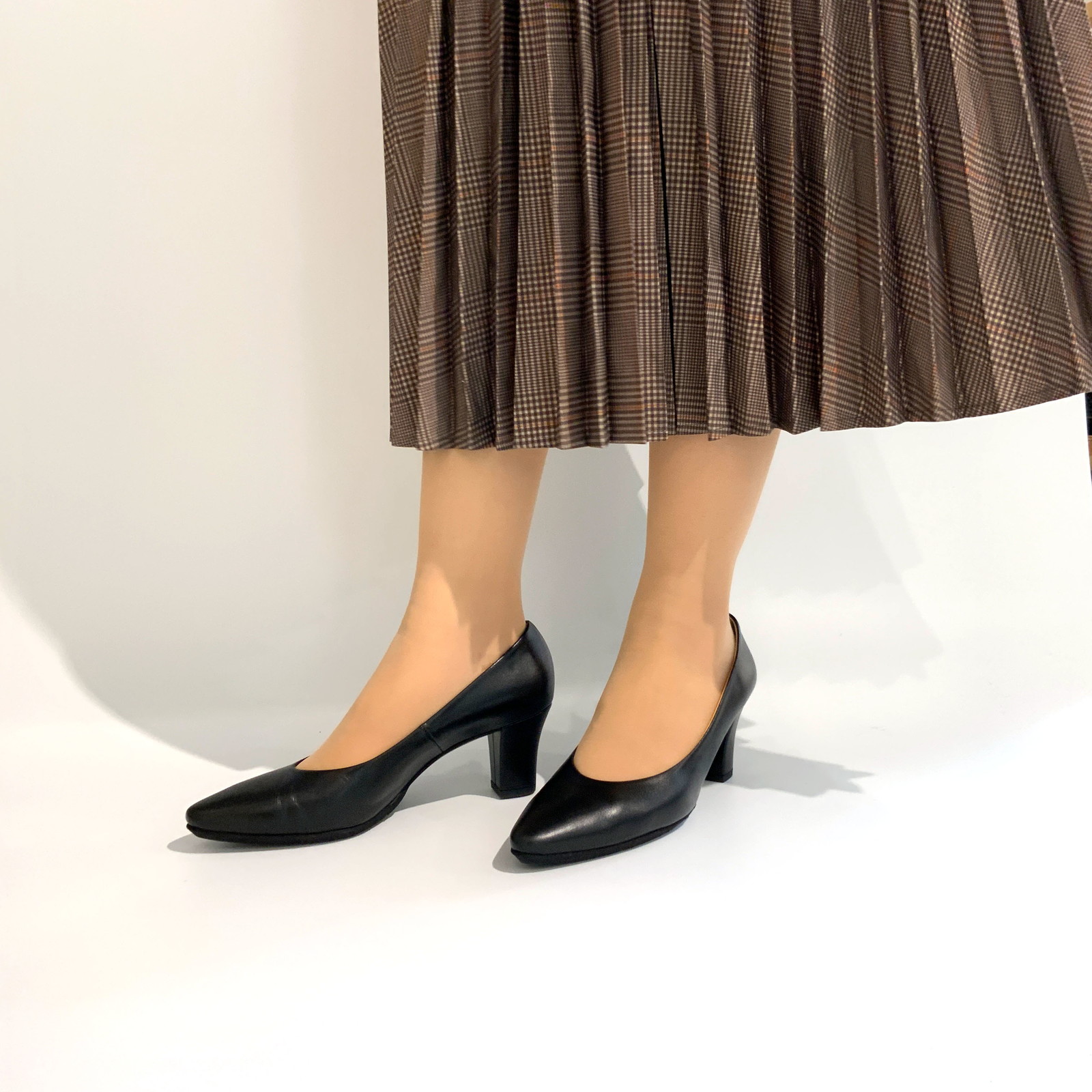 パンプスを履いた女性の足元