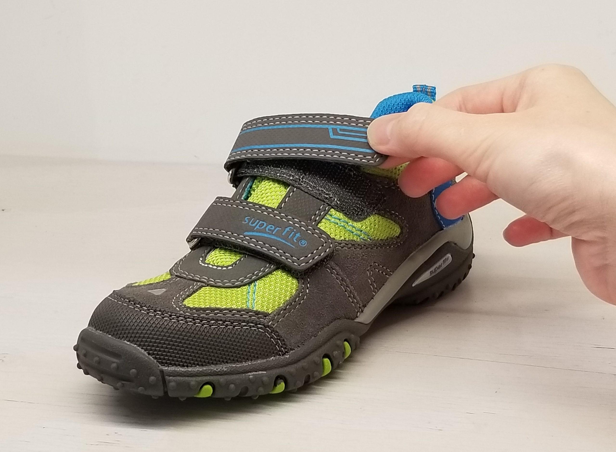 子どもの足の発育に良い子ども靴選びのポイントはダブルベルト